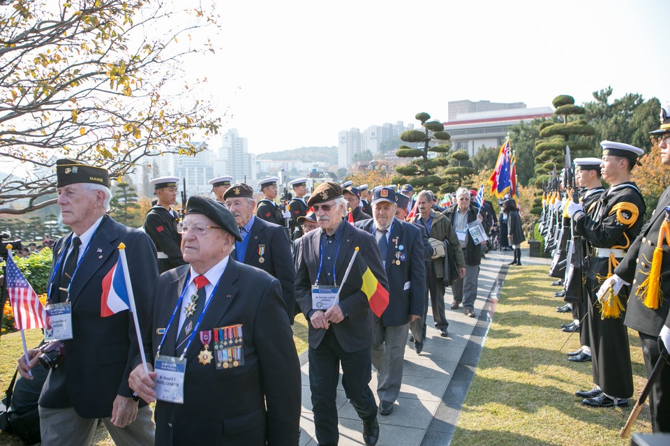 3 crmonie au cimetire de Busan 3
